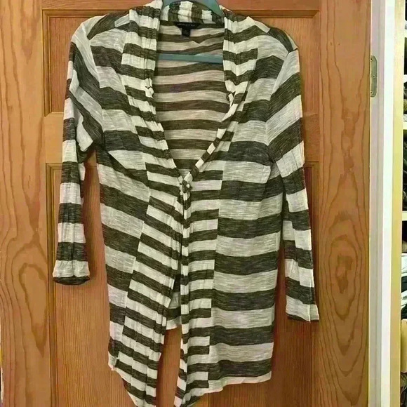 Banana Republic Tops - Lightweight Banana Republic Black and White Striped 3/4 Sleeve Top